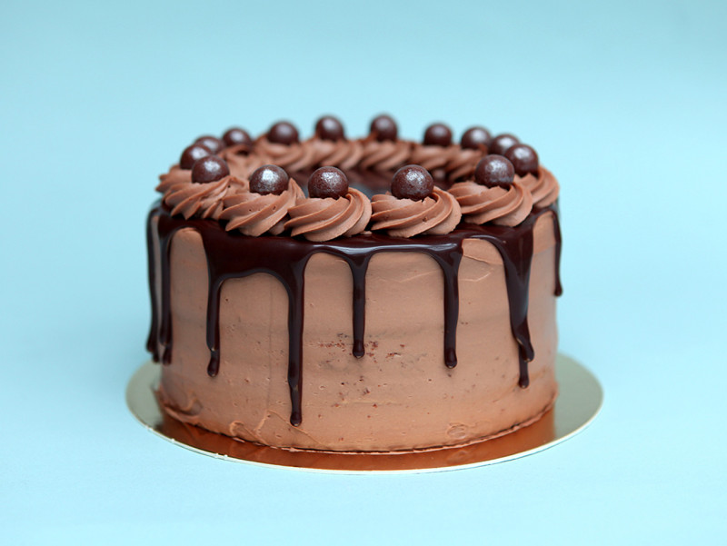 Gâteau chocolat noisette avec glacage coulant au chocolat et billes croustillantes Maltesers, en click and collect Chez Bogato.