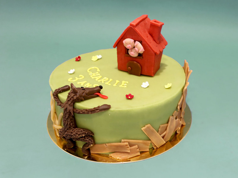 Gâteau racontant l'histoire des 3 Trois Petits Cochons et du Grand méchant loup. À commander. Gâteau racontant l'histoire des 3 Trois Petits Cochons et du Grand méchant loup. À commander.
