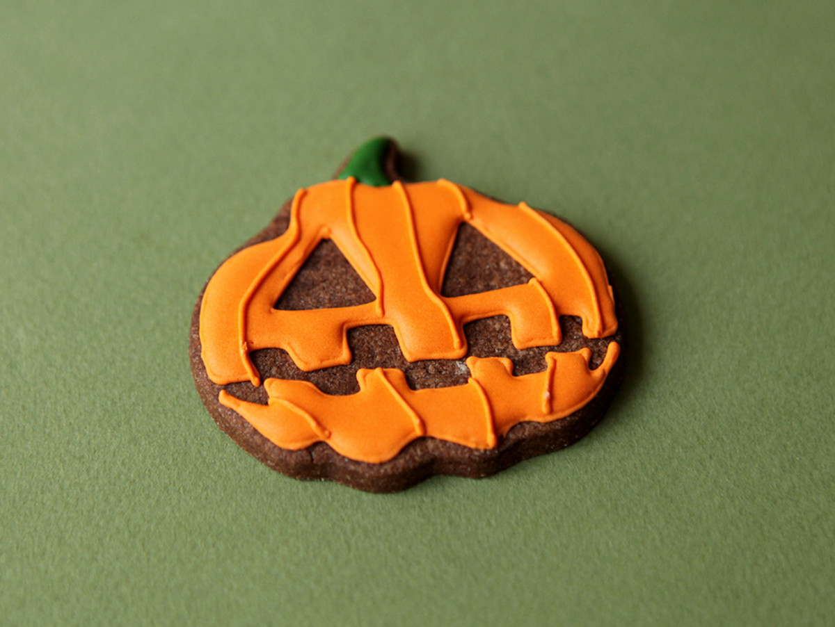 Sablé au chocolat avec décor de citrouille orange et verte, décoré à la main. Chez Bogato - Pâtisserie Paris pour Halloween !