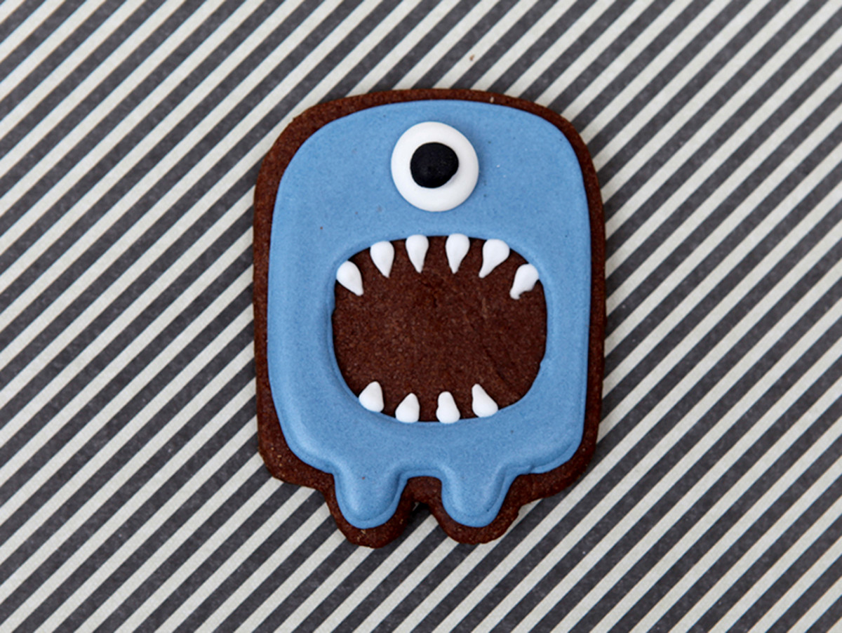 Sablé Halloween en forme de monstre bleu et un seul oeil, au chocolat. Chez Bogato - Pâtisserie Paris.
