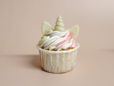 Chez Bogato - Pâtisserie Paris - Cupcake Licorne avec crinière arc-en-ciel en click & collect.