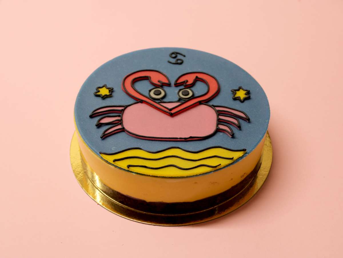 Gâteau d'anniversaire Astro Cancer avec un dessin de l'artiste française Virgen. À commander et personnaliser.