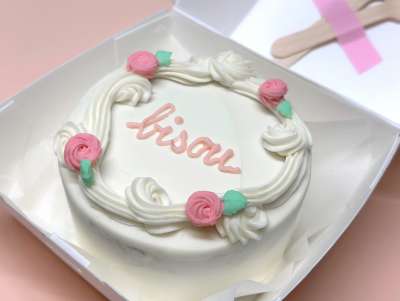 Bento cake Paris en mode vintage de la pâtisserie Chez Bogato, avec crème blanche, roses en crème et inscription "bisou"