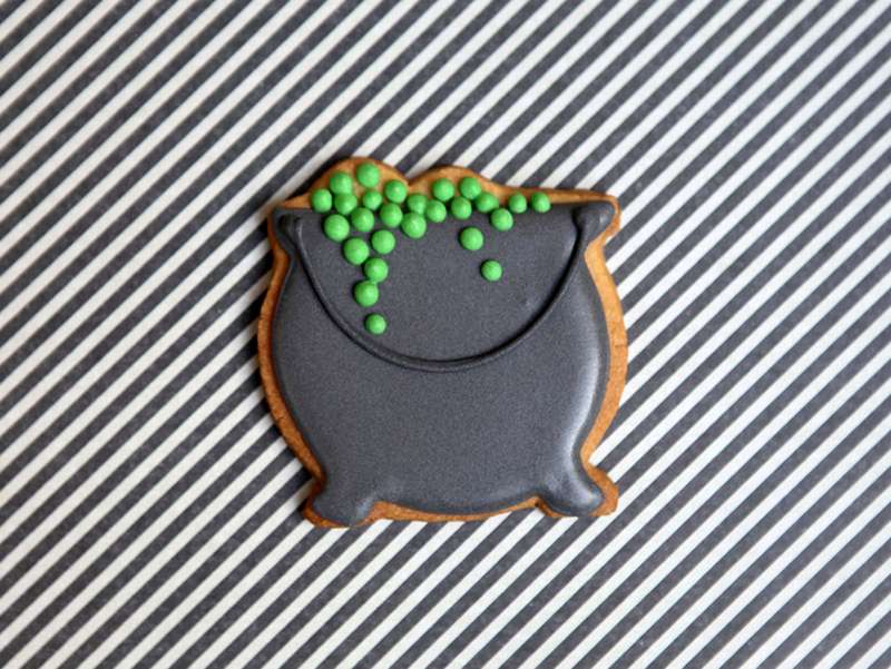 Chez Bogato - Pâtisserie Paris - Sablé Halloween - chaudron gris avec potion verte Chez Bogato - Pâtisserie Paris - Sablé Halloween - chaudron gris avec potion verte